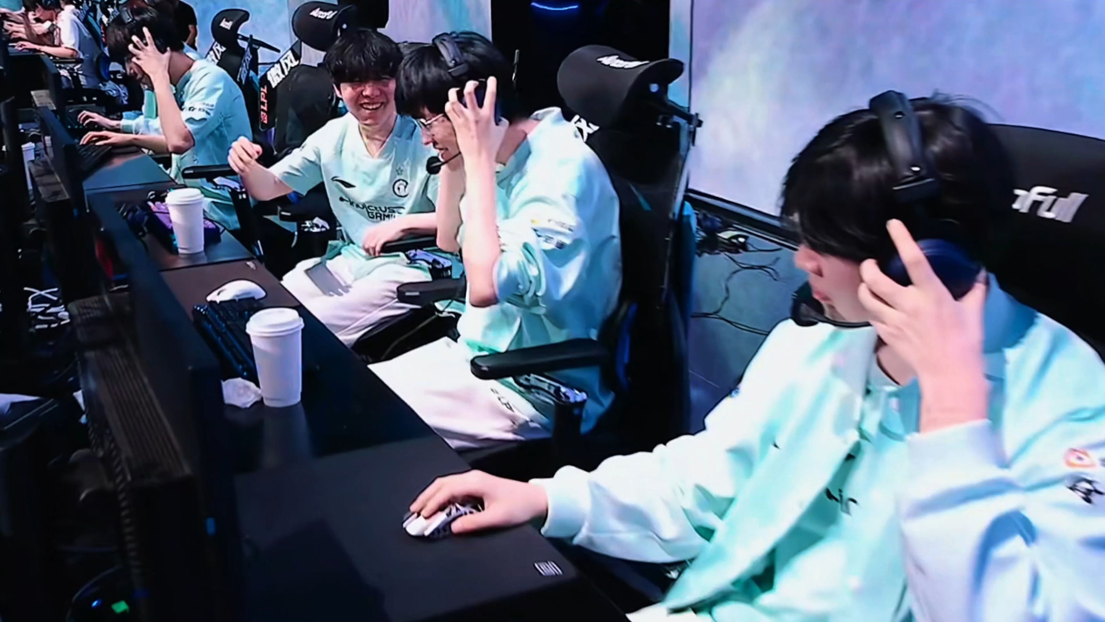 九游游戏中心-JackeyLove重返赛场，领先优势明显首场状态出色，日本队观众沸腾！-九游游戏中心