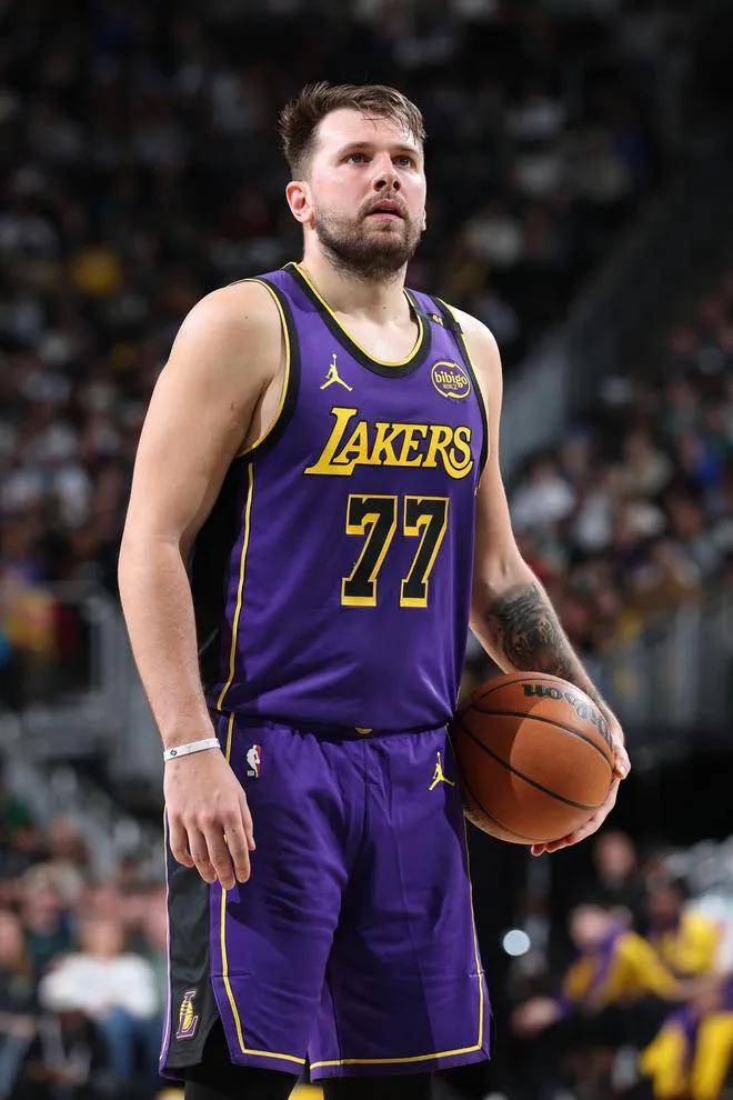 九游体育-东契奇重要时刻战术调整，MAD带队取胜！-九游体育