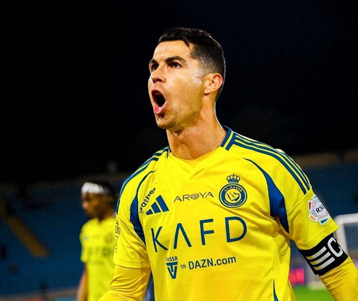 九游游戏中心-C罗迎来二十赛季出色发挥，篮网观众热烈欢呼！赛场气氛高涨-九游游戏中心